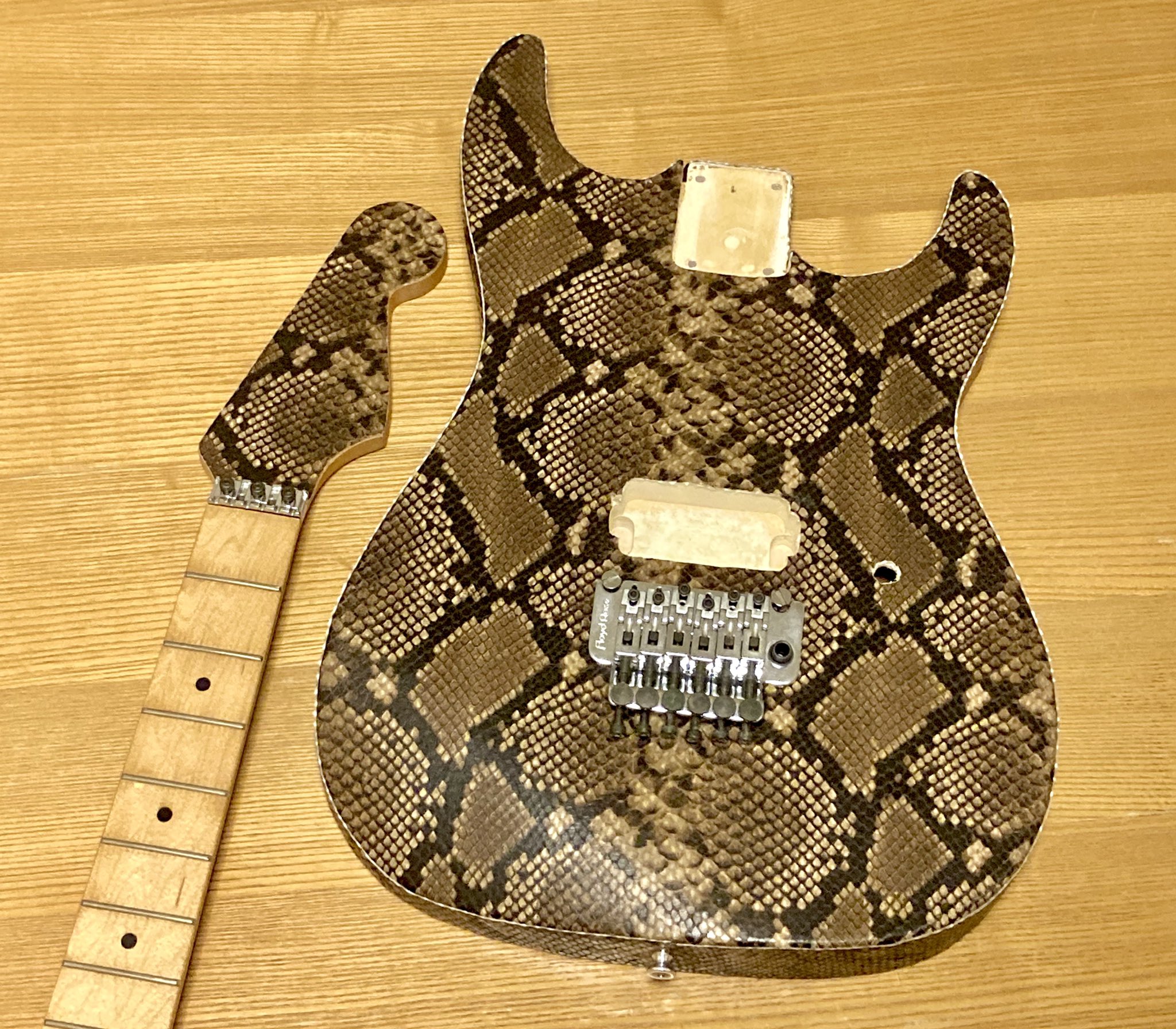 RATT ウォーレン・モデル 本日限りの価格　早いもの勝ち RATT ウォーレン・モデル 本日限りの価格 早いもの勝ち 2025年