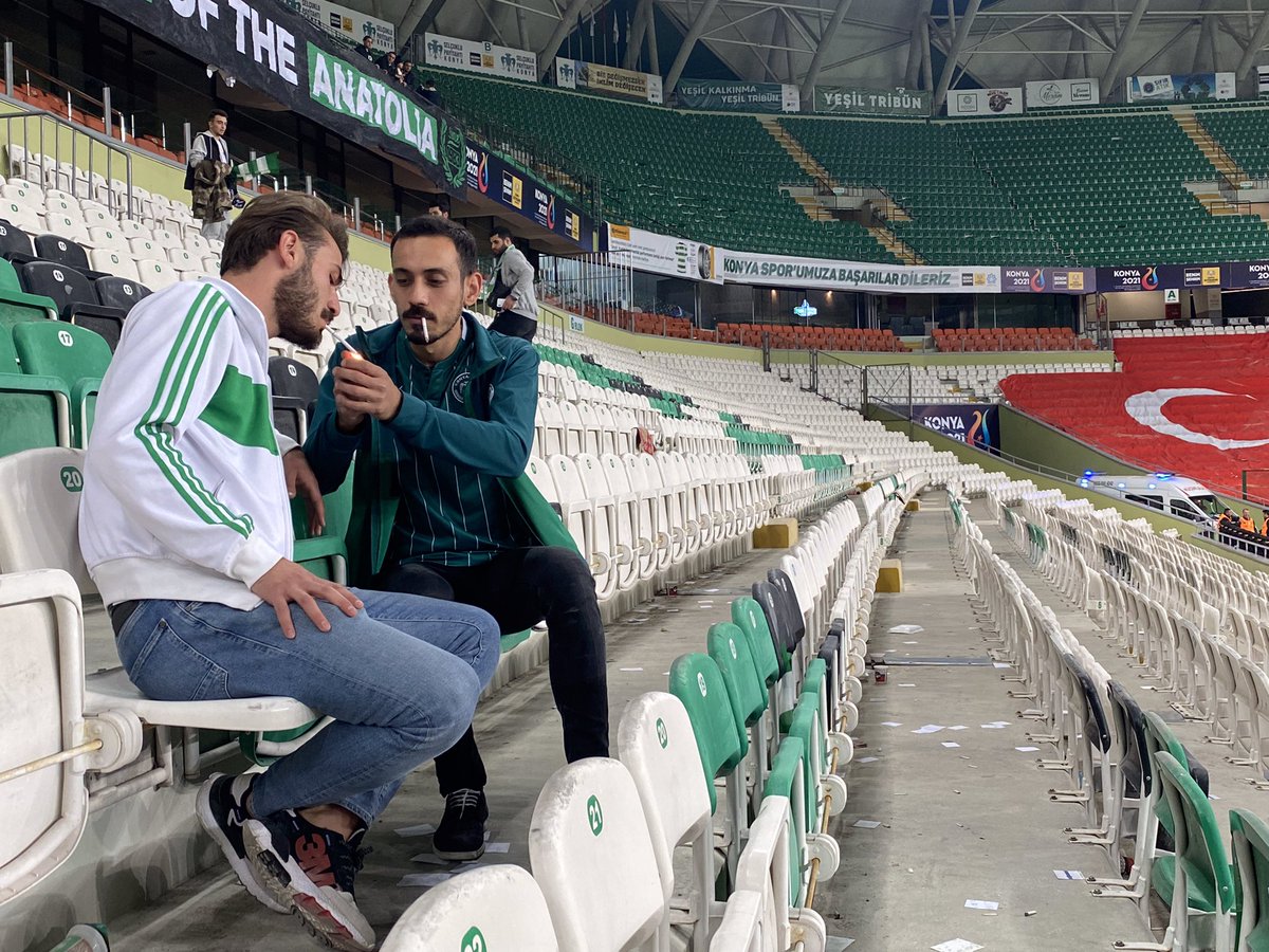 _stumer_'s tweet photo. Maç sonu dostumu boş stadda sigara içerken gördüm. “Hayırdır?” Dedim “Skubic” dedi. Dayanamadım bende Ahmet Çalık’a yaktım… #Konyaspor https://t.co/O61ZCVJ3nh