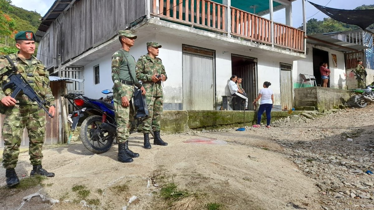 Ejercito_Div5's tweet photo. Difundiendo el mensaje de no al reclutamiento de menores y la línea #147 del @GaulaMilitares en la #VeredaModelo Maracaibo #Tolima, el programa #FeEnColombia, el Batallón de Acción Integral N.°5 y el #BATOT18, ratifican su compromiso por la #GeneraciónFutura https://t.co/nbVHFAj1ha