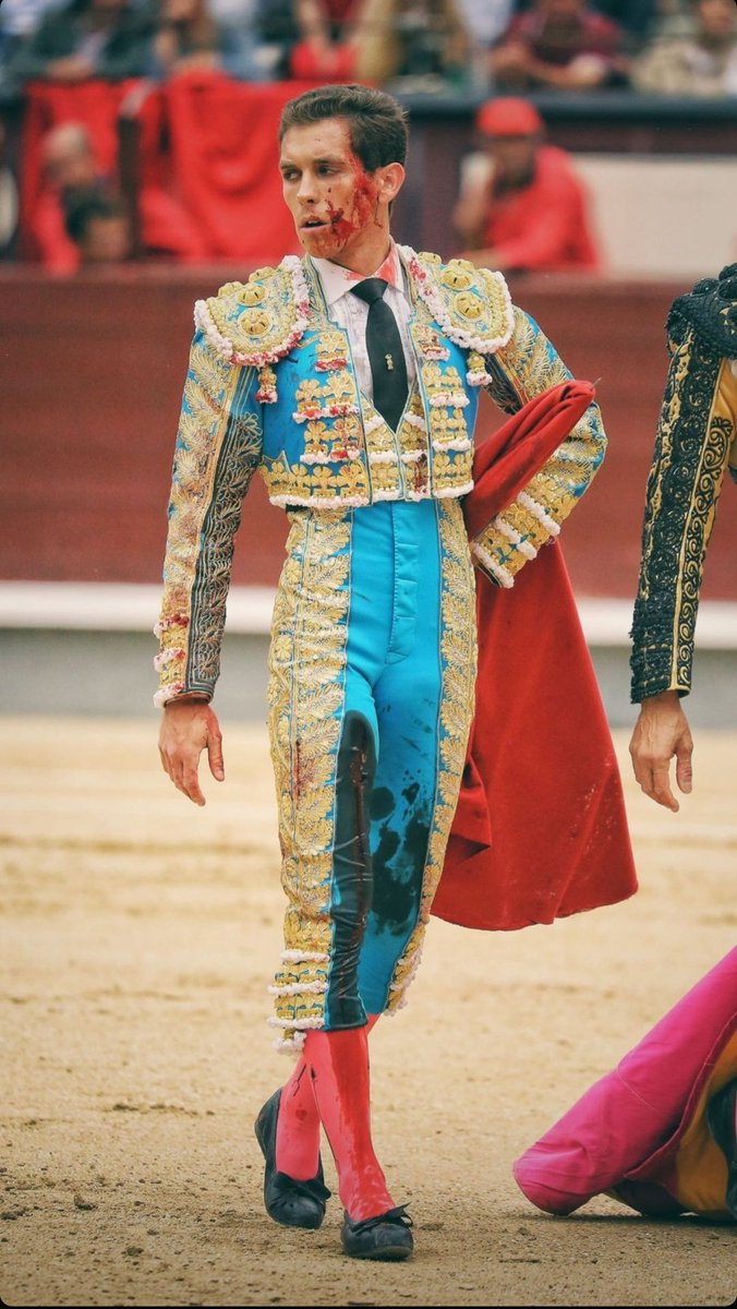 Un torero herido de gravedad, sin una muesca de dolor en el rostro, sin mirarse en ningún momento, se pone delante de nuevo y acaba el trabajo, para terminar recogiendo una ovación y meterse a la enfermería para ser operado. ¡Eso es un TORERO! Foto: Briones.