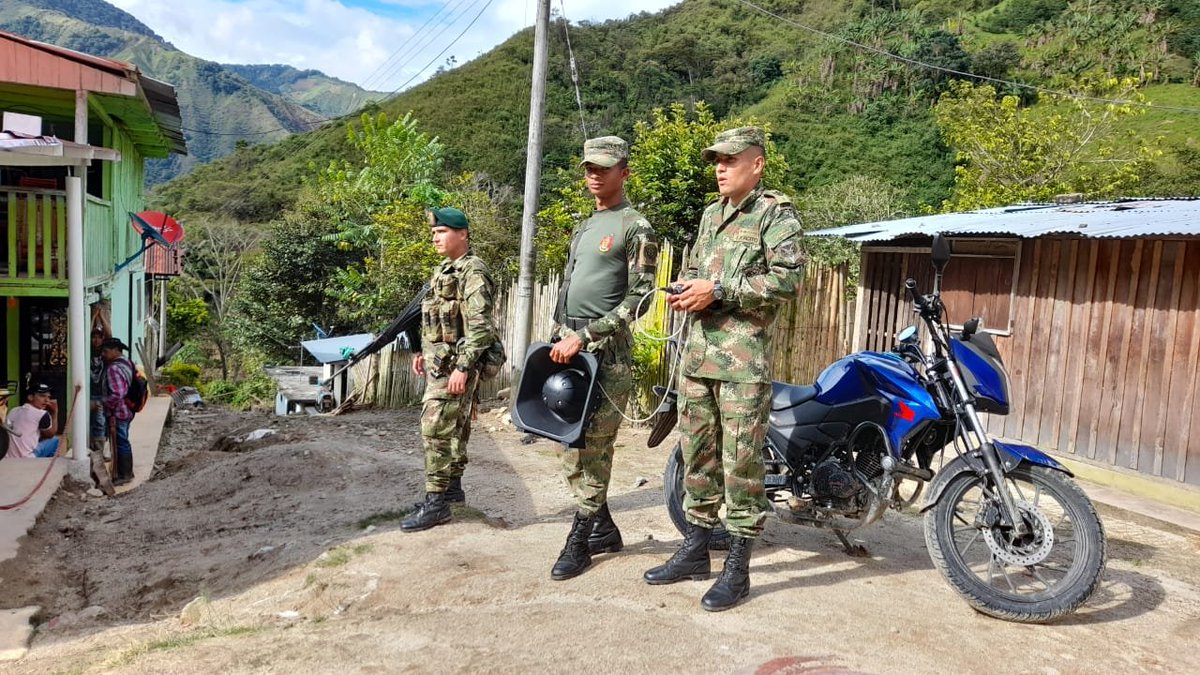 Ejercito_Div5's tweet photo. Difundiendo el mensaje de no al reclutamiento de menores y la línea #147 del @GaulaMilitares en la #VeredaModelo Maracaibo #Tolima, el programa #FeEnColombia, el Batallón de Acción Integral N.°5 y el #BATOT18, ratifican su compromiso por la #GeneraciónFutura https://t.co/nbVHFAj1ha