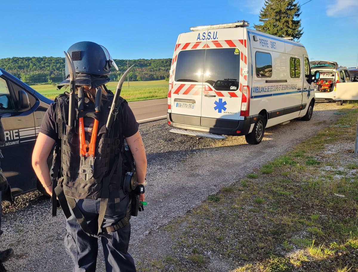 ambulancessmet's tweet photo. #Intervention pour l'équipe de l'Ambulance de Secours et de Soins d'Urgence N°1 avec l'équipe du SMUR de CHAUMONT en collaboration avec les équipes de la gendarmerie nationale.
#AMBULANCESSMET #SAMU #SAMU52 #GENDARMERIENATIONALE https://t.co/68Ahr6aTvV