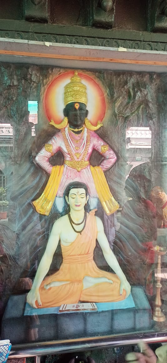 _sthitapragnya's tweet photo. At the age of 16 Shri Sant Dnyaneshwar had written 'Dnyaneshwari' (a commentary on the Bhagavad Gita) which is the oldest surviving literary works in the Marathi language, and considered to be milestones in Marathi literature.
#Alandi #Mauli
#Gemofmaharashtra
#Saintsofmaharashtra https://t.co/EGpWwPxP1U