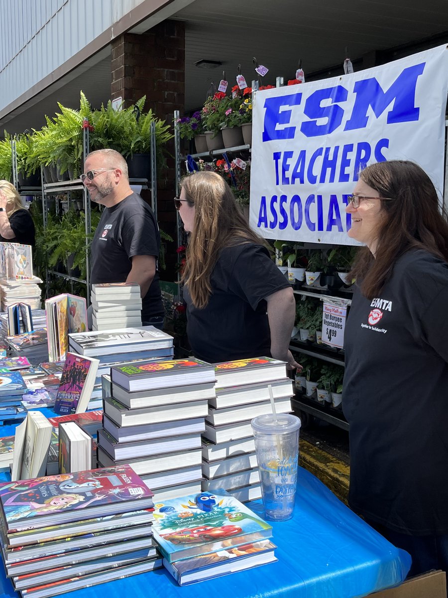 #ReadingOpensTheWorld with the ESMTA today with over 1500 books distributed to the kids in our community. Thank you to @aftunion @rweingarten @WPTApresidents @kmclyons and @FirstBook for helping us get books into our students' hands.