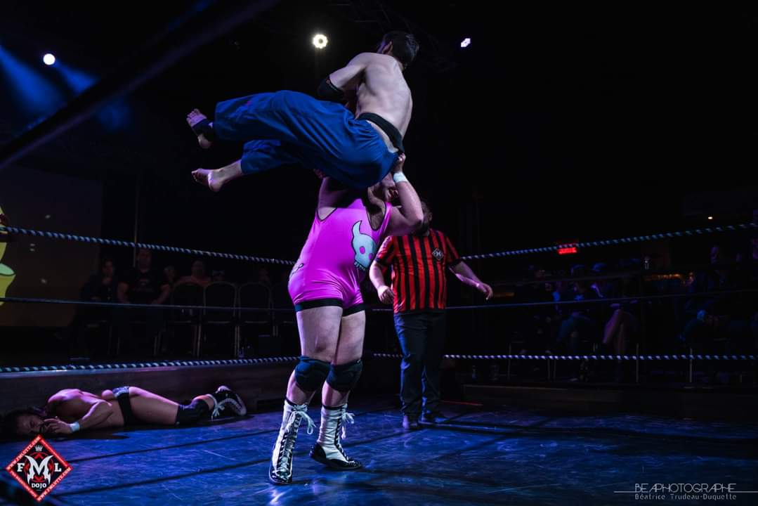 DiablePro's tweet image. Peux-tu checker si mon free Fresbee est sur le toi du cabanon? 

#prowrestling #fresbee 

@FmLutte @NYallthetime