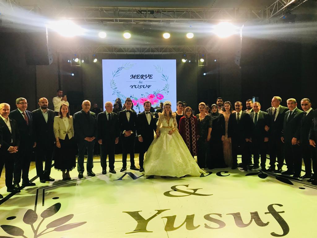 Gaziantep Emlakçılar Odası Başkanı Mehmet Aytaç'ın kızı Merve ve Yusuf çiftinin nikah törenine katıldık.

Nikah şahitliğinide yaptığımız genç çiftimize bir ömür boyu mutluluklar diliyorum.Aytaç ve Kılınç ailelerini tebrik ediyorum.