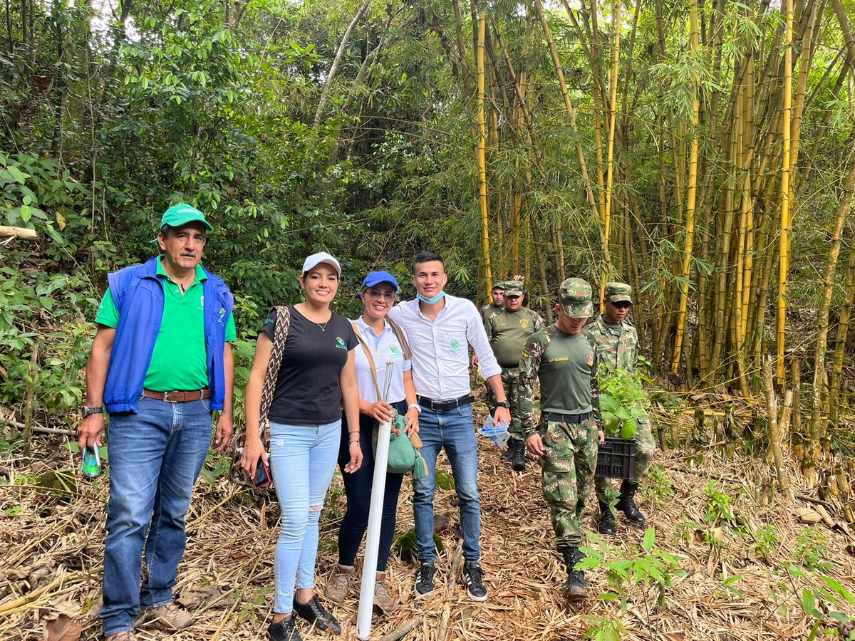 Ejercito_Div5's tweet photo. Generando sentido de pertenencia por el cuidado del medio ambiente, estudiantes de la Institución Andrés Rocha de Chaparral #Tolima, sembraron más de 50 árboles junto a la quebrada La Paloma, en artículación con #FeEnColombia, @Cortolima, soldados de Acción Integral y #BICAI17 https://t.co/aUjQhD5tAM