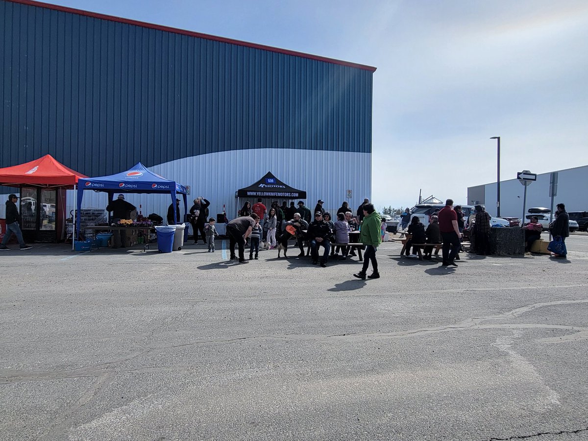 petermenacho's tweet image. #Ykmotors came out today BBQ for evacuees from Hay River ....amazing job!!