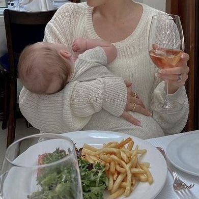 KwonYur88's tweet photo. Tenho que exaltar Jessica com espumante de pêssego super chique na taça segurando neném e mesmo assim não tá bagaceira https://t.co/StSQA0wWvu