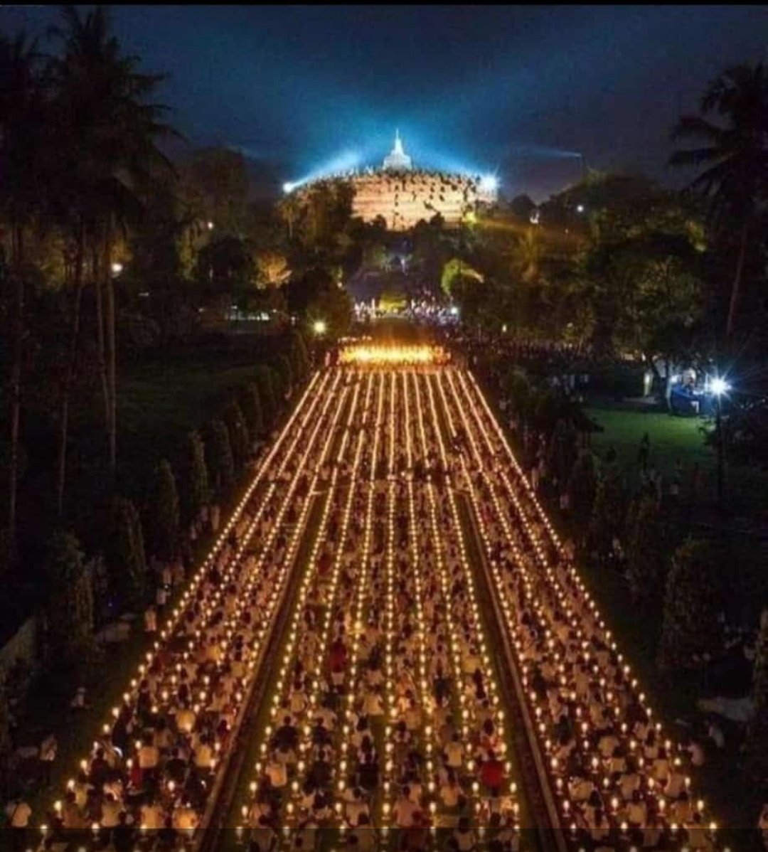 venomest1's tweet photo. Suasana Candi Mendut dan Candi Borobudur dalam rangka peringatan hari Raya Waisak, sebelum acara kirab https://t.co/xPPWdTeyQN