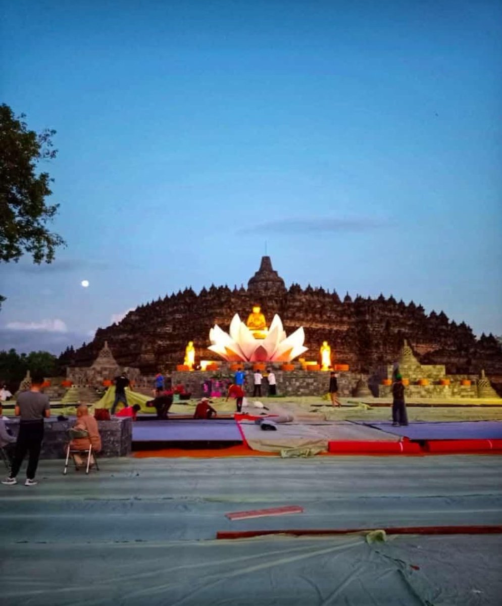 venomest1's tweet photo. Suasana Candi Mendut dan Candi Borobudur dalam rangka peringatan hari Raya Waisak, sebelum acara kirab https://t.co/xPPWdTeyQN