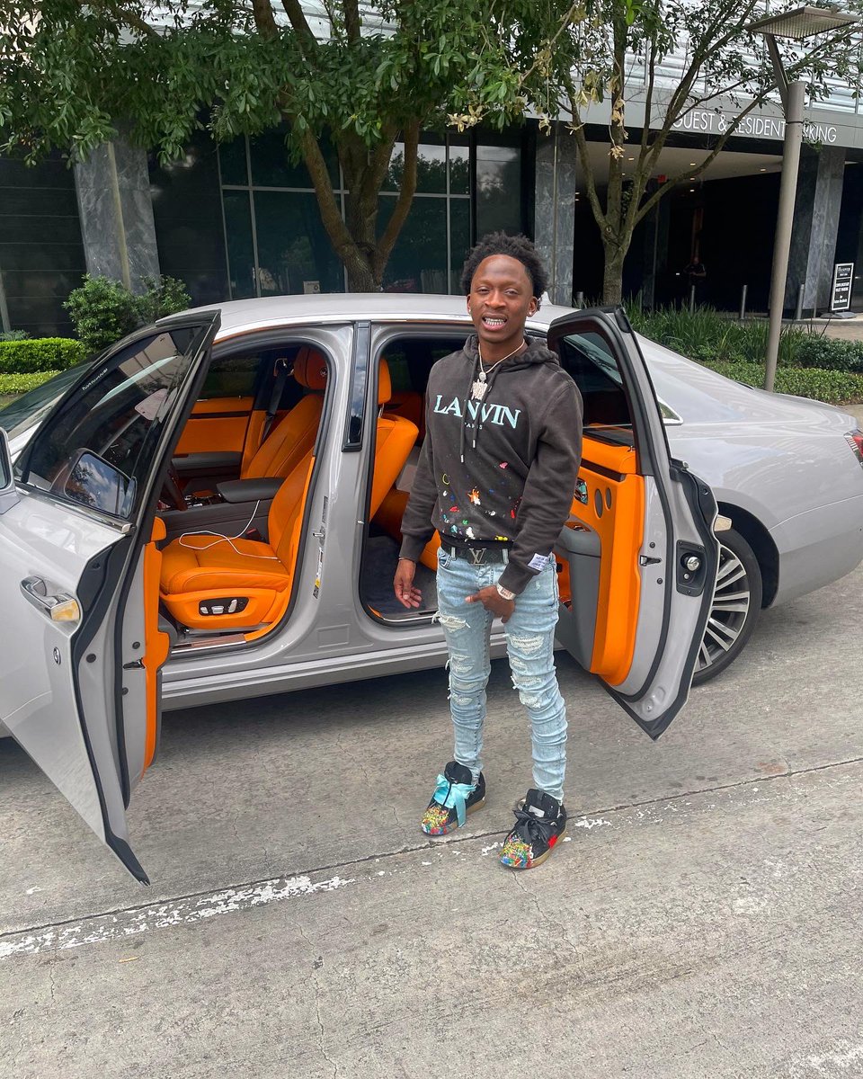 MARCOFL3X's tweet photo. Got These Big Ass Shoelaces, Shoutouts To LANVIN! 🌋🛸
#NewMusicOtw 🌍 https://t.co/sz65dV12vk