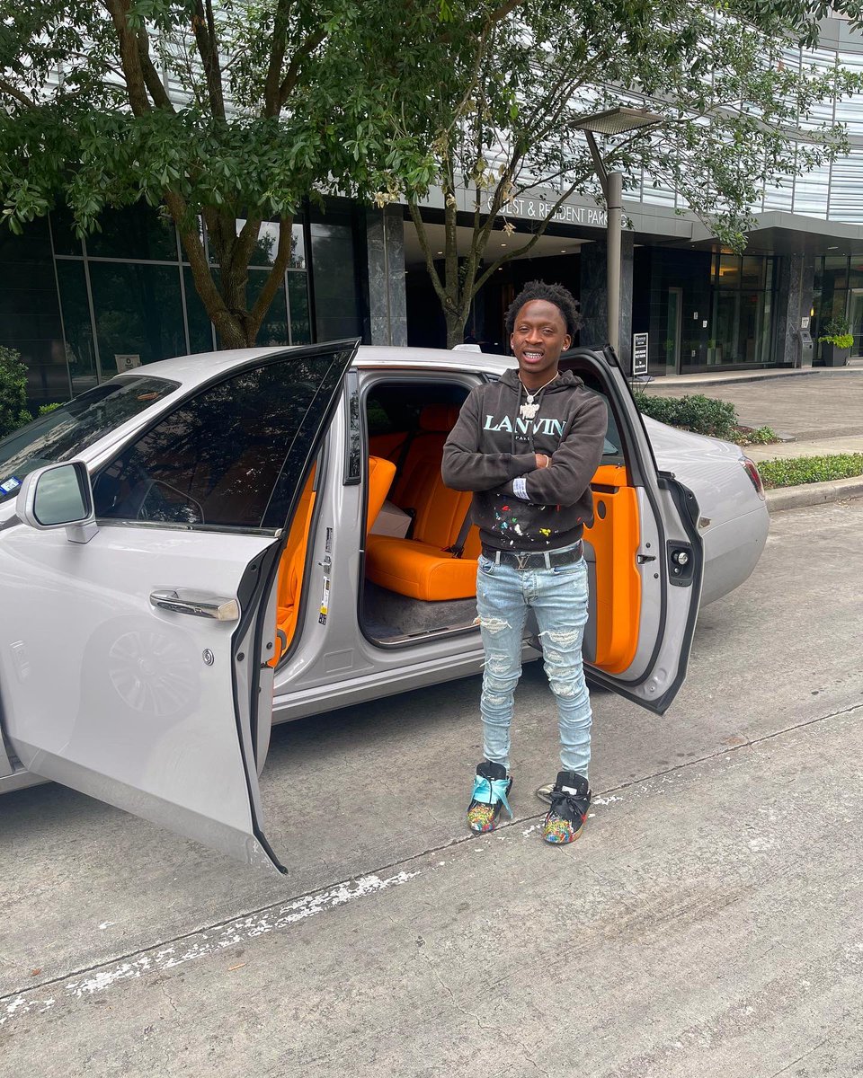 MARCOFL3X's tweet photo. Got These Big Ass Shoelaces, Shoutouts To LANVIN! 🌋🛸
#NewMusicOtw 🌍 https://t.co/sz65dV12vk