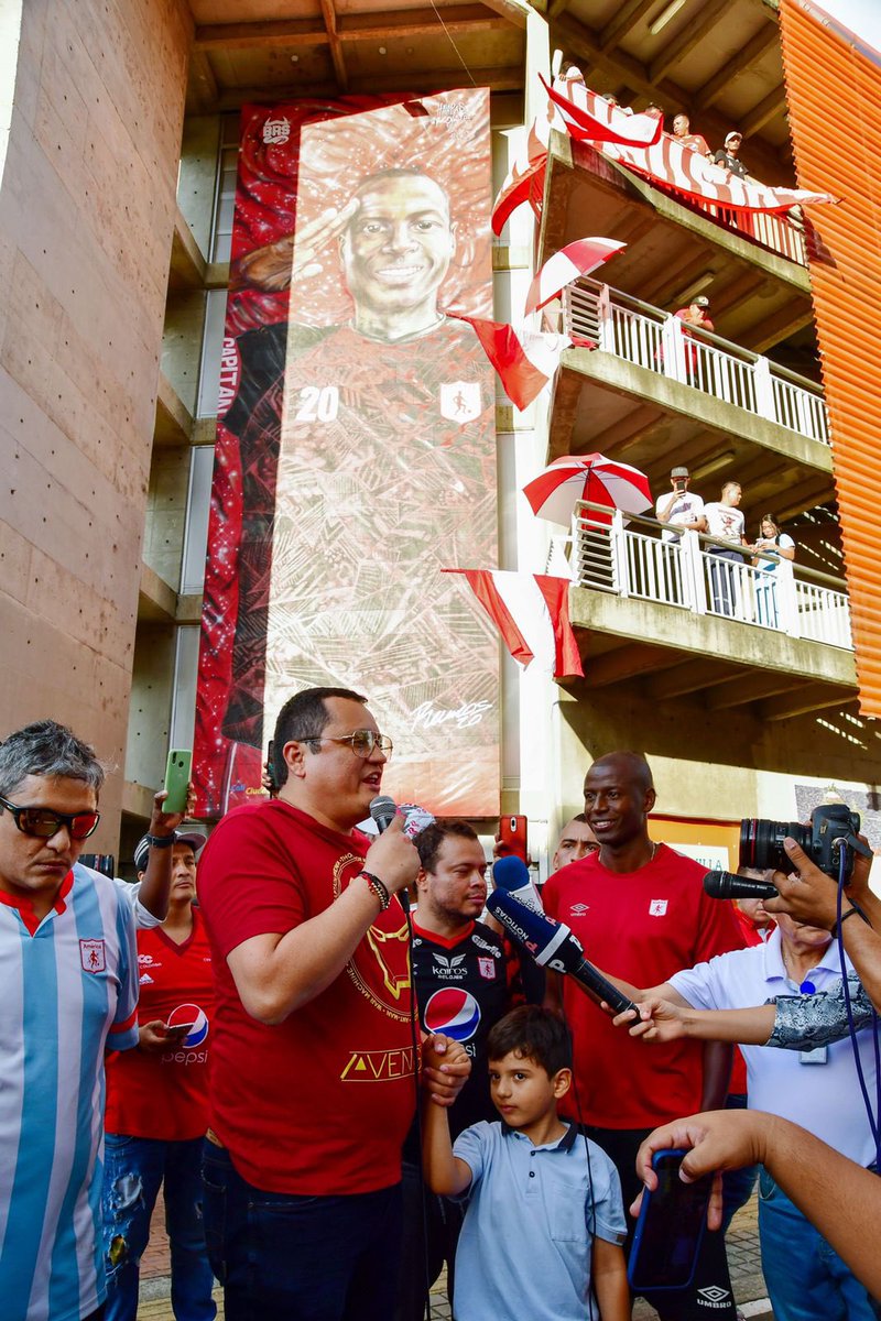 CarlosDiagoA's tweet photo. En medio de la hinchada de @AmericadeCali hicimos la entrega oficial del mural del ídolo deportivo @adrianramosla20, que quedó inmortalizado en lado noroccidental del mejor estadio de 🇨🇴, el Pascual Guerrero. Gracias a @BRS_COL @AlcaldiaDeCali @SecDeporteCali por hacerlo posible. https://t.co/RLMjgPQ7Cd
