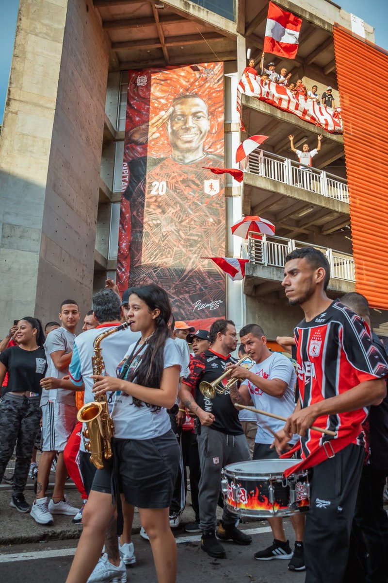 CarlosDiagoA's tweet photo. En medio de la hinchada de @AmericadeCali hicimos la entrega oficial del mural del ídolo deportivo @adrianramosla20, que quedó inmortalizado en lado noroccidental del mejor estadio de 🇨🇴, el Pascual Guerrero. Gracias a @BRS_COL @AlcaldiaDeCali @SecDeporteCali por hacerlo posible. https://t.co/RLMjgPQ7Cd