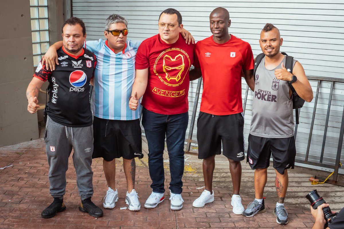 CarlosDiagoA's tweet photo. En medio de la hinchada de @AmericadeCali hicimos la entrega oficial del mural del ídolo deportivo @adrianramosla20, que quedó inmortalizado en lado noroccidental del mejor estadio de 🇨🇴, el Pascual Guerrero. Gracias a @BRS_COL @AlcaldiaDeCali @SecDeporteCali por hacerlo posible. https://t.co/RLMjgPQ7Cd