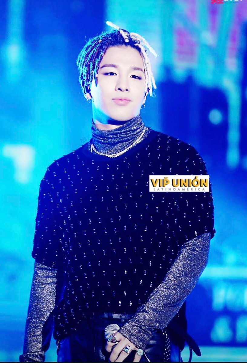 vip_latam's tweet photo. 🌞 #SUNPARTY 👑
Este hombre siempre luciendo a la moda , aunque en lo personal me gusta mas cuando esta sin camisa . 🤣🤣🤣
¿ropa negra o shorts ?
Me encantaría leer cual es su favorito.🔥🔥
34 SPRINGS WITH TAEYANG
#StillShineWithTaeyang #TAEYANG @Realtaeyang https://t.co/HCsYnuD7Jl