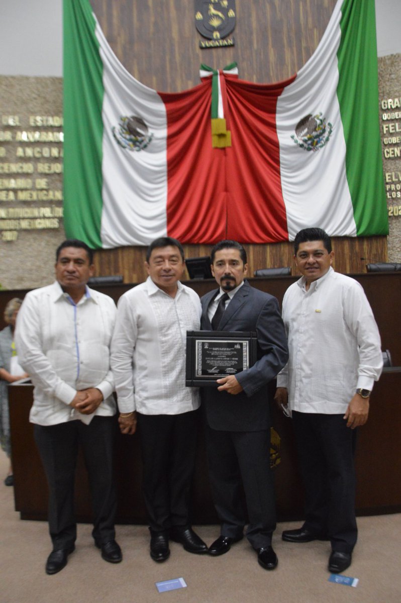 cressnte's tweet photo. El @CongresoYucatan entrega reconocimiento "A la Excelencia Docente 2022" al Profr. Carlos Alberto Pérez y Pérez por su destacada labor como maestro.
El presente y el futuro de Yucatán y de México se escribe con el compromiso y talento de l@s maestr@s.
@alexchulim
@L660423 https://t.co/6Ny3Ppe289