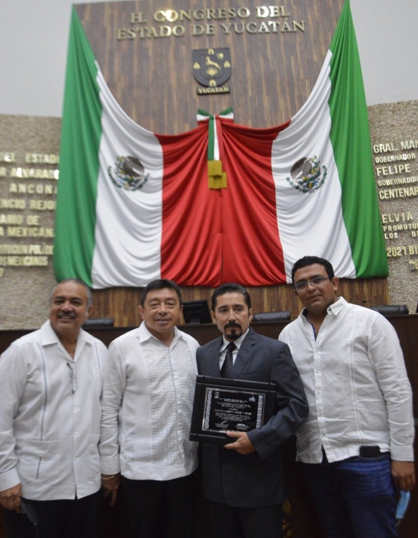 cressnte's tweet photo. El @CongresoYucatan entrega reconocimiento "A la Excelencia Docente 2022" al Profr. Carlos Alberto Pérez y Pérez por su destacada labor como maestro.
El presente y el futuro de Yucatán y de México se escribe con el compromiso y talento de l@s maestr@s.
@alexchulim
@L660423 https://t.co/6Ny3Ppe289