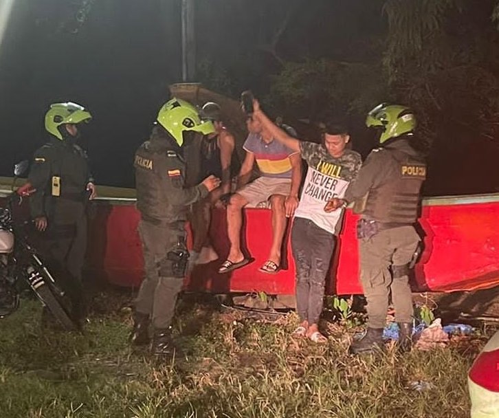 PoliciaDEMAM's tweet photo. #AEstaHora | Realizamos intervención a los focos de inseguridad y establecimiento abiertos al publico, mediante actividades de registro y control en #Barrancabermeja, con personal de #ESMAD #GOESH @CarabinerosCol, evitando la alteración de la convivencia y seguridad ciudadana. https://t.co/LmgmTCGEhY