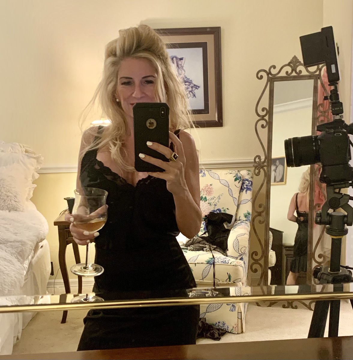 AngelraneeX's tweet photo. Glass of wine before my special request. You pick the song… what’s your favorite song??💋#stripteases #videogirl#onlyfansmodel#hotwife #sexypodcast #lingerie https://t.co/pqVG9Fxn4n https://t.co/uTxLiTQyuX