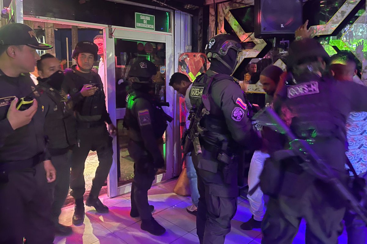 PoliciaDEMAM's tweet photo. #AEstaHora | Realizamos intervención a los focos de inseguridad y establecimiento abiertos al publico, mediante actividades de registro y control en #Barrancabermeja, con personal de #ESMAD #GOESH @CarabinerosCol, evitando la alteración de la convivencia y seguridad ciudadana. https://t.co/LmgmTCGEhY