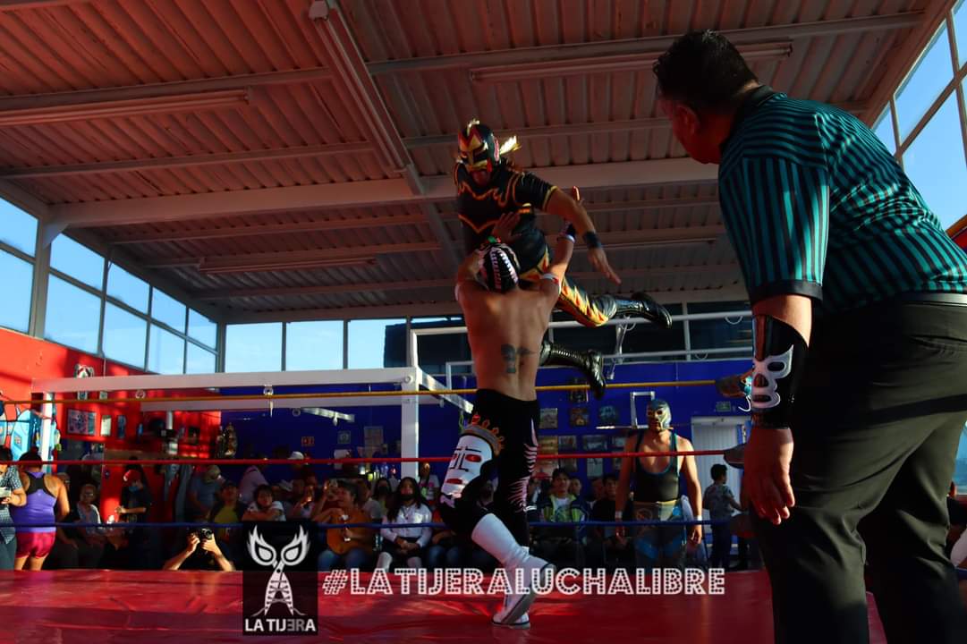 LaTijeraLucha's tweet photo. La polémica se hace presente en #ValienteGym,cuando en la tercera y definitiva caída #Voltan y #BlackDragon quedan en espaldas planas y se determina un empate para ambos bandos,que fueron complementados por #Magia e #Histerico ante el experimentado #SuperComando y #LaFuerza... https://t.co/T97Cxub9SO