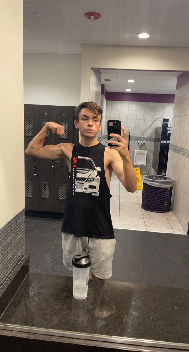 steven_ducsay's tweet photo. for once i’m actually confident in my body and how i look without a shirt on. It’s about damn time https://t.co/w9pi7cjrIL
