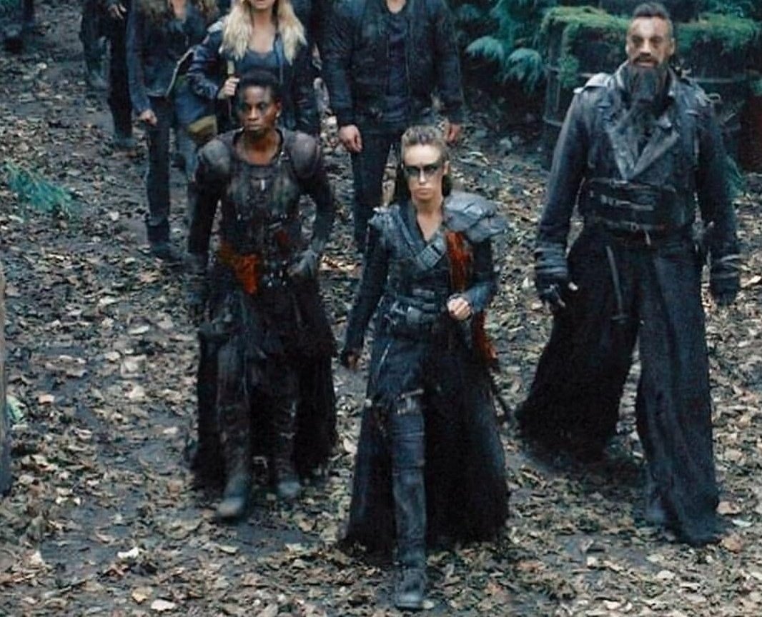Rainbowraccoon8's tweet photo. The Grounders &amp; their Leader 👀 https://t.co/5SEBg54GK4