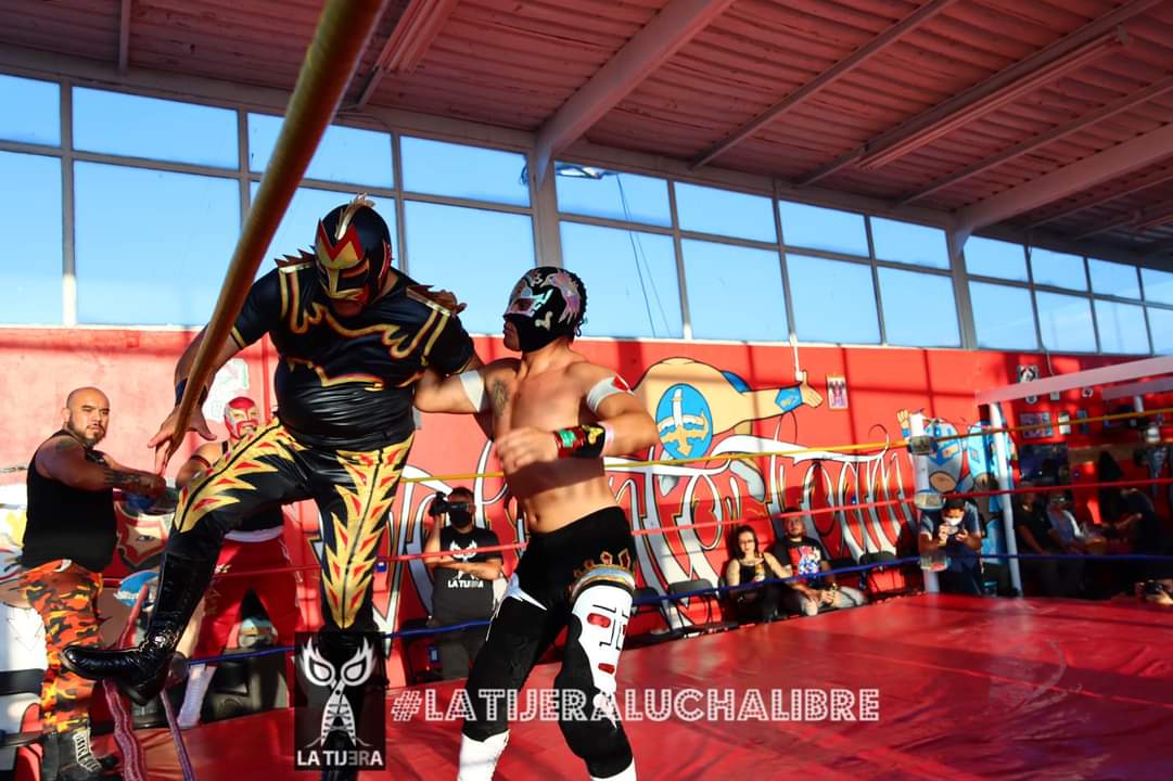 LaTijeraLucha's tweet photo. La polémica se hace presente en #ValienteGym,cuando en la tercera y definitiva caída #Voltan y #BlackDragon quedan en espaldas planas y se determina un empate para ambos bandos,que fueron complementados por #Magia e #Histerico ante el experimentado #SuperComando y #LaFuerza... https://t.co/T97Cxub9SO