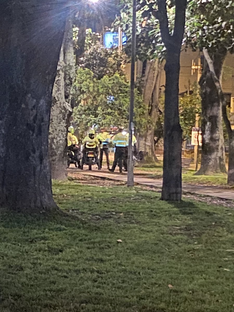 Una persona fuma marihuana y se acercan 5 policías caminando. Luego llegan 2 motos, para completar 9. Lo rodean, después de un rato lo dejan ir. Se va corriendo, muerto del susto. Usar policía como medio de intimidación es inconstitucional y un gasto ridículo de recursos escasos