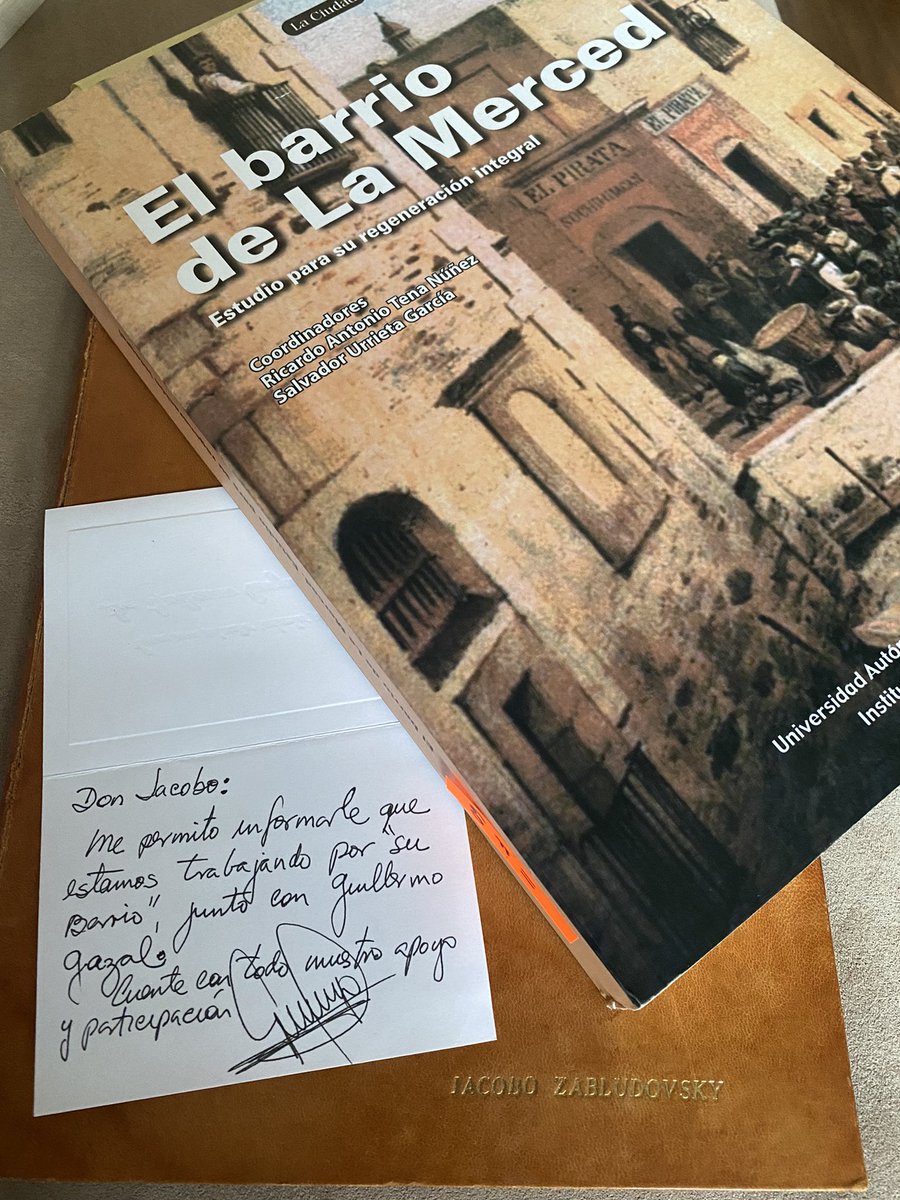 goldberg_sophie's tweet photo. Sigo con mi amplia investigación sobre La Merced y en uno de los libros que me fueron prestados de la biblioteca de don Jacobo Zabludovsky, sale una tarjeta que le envía el Lic. Guillermo Orozco Loreto #lamerced @HistoricoCdmx #barriodelamerced https://t.co/FPYXVPu4of