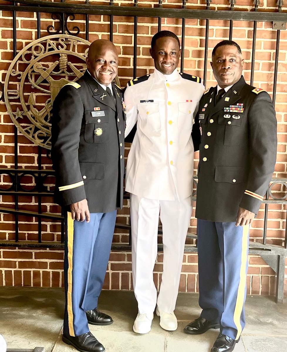 D_dub4's tweet photo. I'm from the 75 I'm used to the waves stay rock solid it's only a phase🔱. After 17 weeks I am now an Ensign. Thanking God, family and friends for supporting me through it all🙏🏾. https://t.co/xyFBnm4RAI