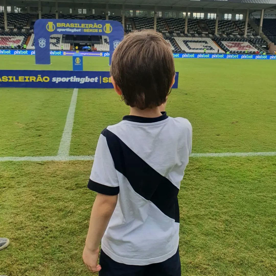 b_guedes's tweet photo. Enfim, chegou o dia em que voltei a pisar na arquibancada de São Januário,  e com o Chico junto. Como a @Fabris_mc disse, foi tipo filme da Disney, que tu acha que não vai chorar, mas quando olha, já desidratou. E como acontece sempre que algo me toca, escrevi...rs
♥️💢 https://t.co/t5LcDqpVgm