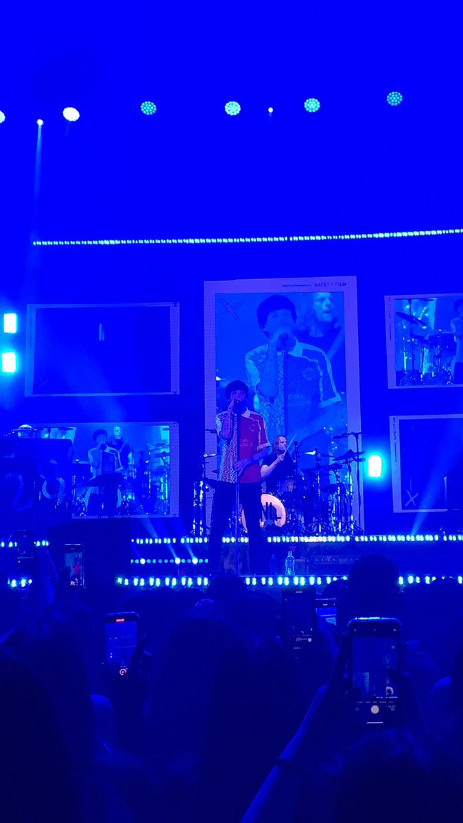 HLDTour's tweet photo. Louis performing to his crowd. 
#LTWTSantiago #Night1 
15.5.22 

📸: onlythebeer https://t.co/rd0vp63W6Q