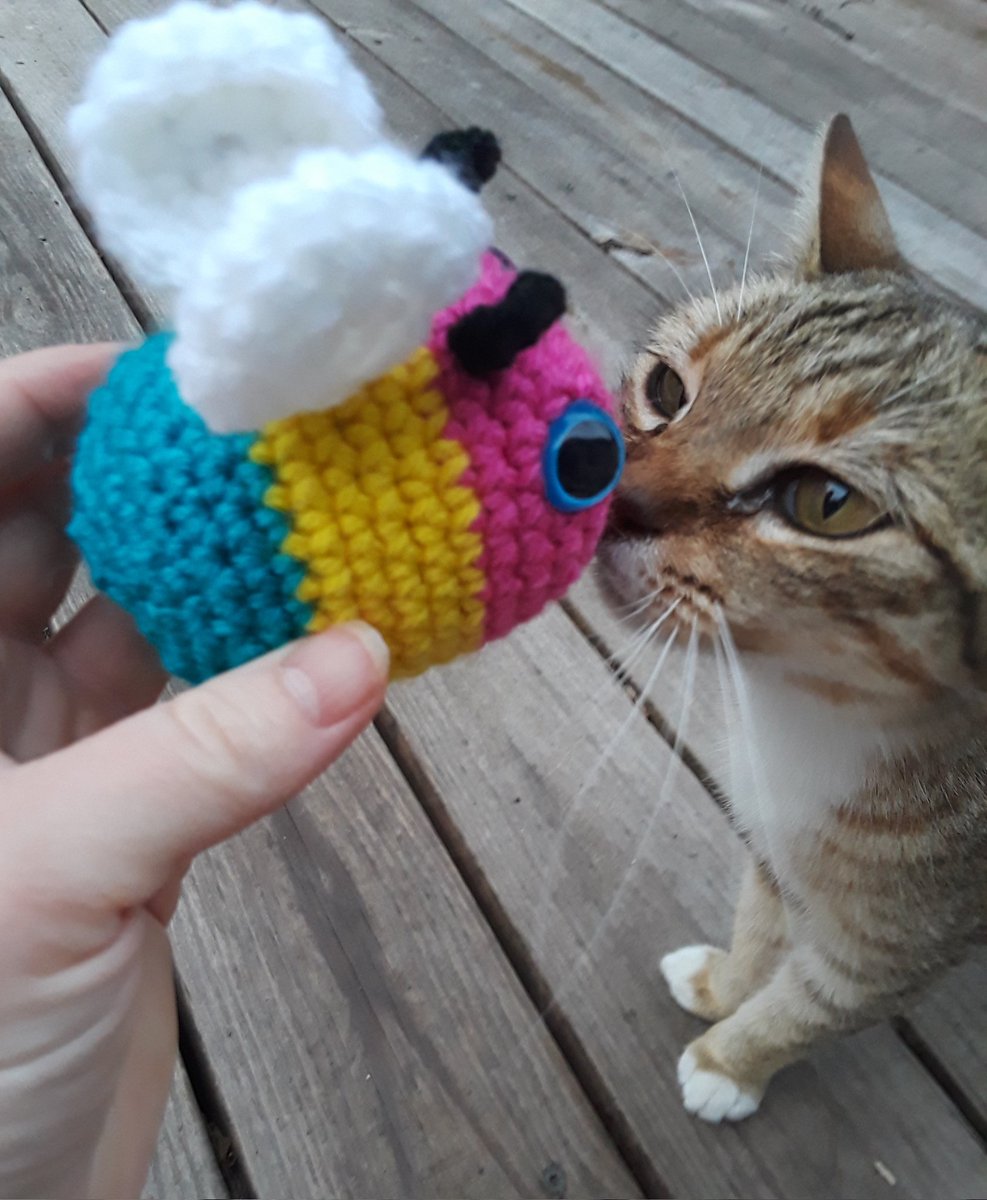illkeepmoving's tweet photo. Finished my bee. #makeitwithalex #pridebee https://t.co/3UeJeQACAe