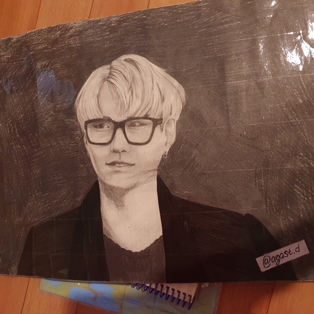 Твитер, мне нужны денежки и я бы с удовольствием взяла коммишки 🥺
300 рублёв всего 
Могу в традишке, могу в дидже 🥺