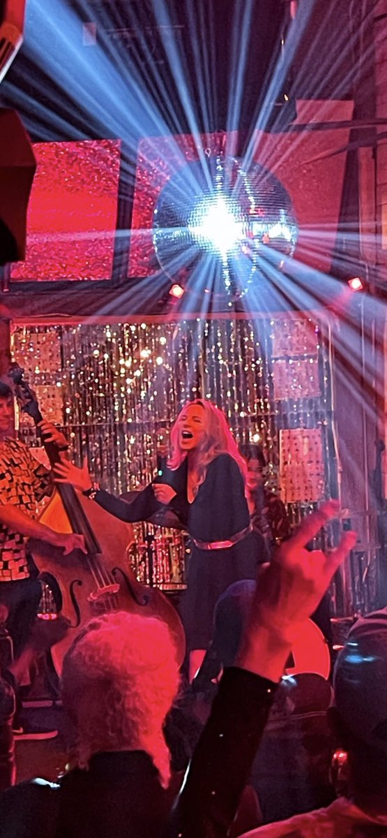 KimCattrall's tweet photo. Hitting the high notes #QueerAsFolk ⁦@peacockTV⁩ and channeling the always extraordinary #LizaMinnelli https://t.co/EhqpnouLlz
