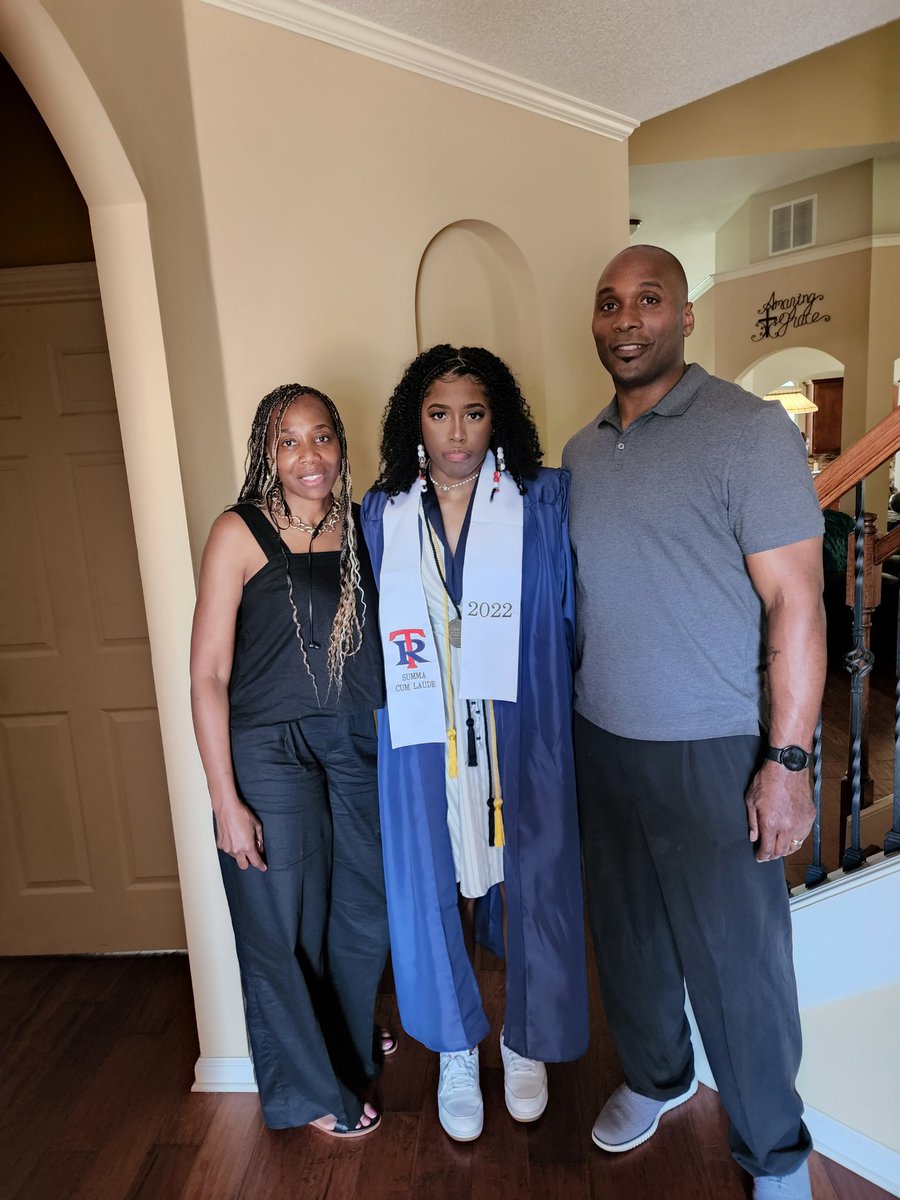 eddiewarren30's tweet photo. Yea I finally took a pic with @GodsPlan2022. @MzzzWarren said I missed all the other camera shots. #graduation2022 #highschoolover #NextLevel https://t.co/wwNwzKCoFP