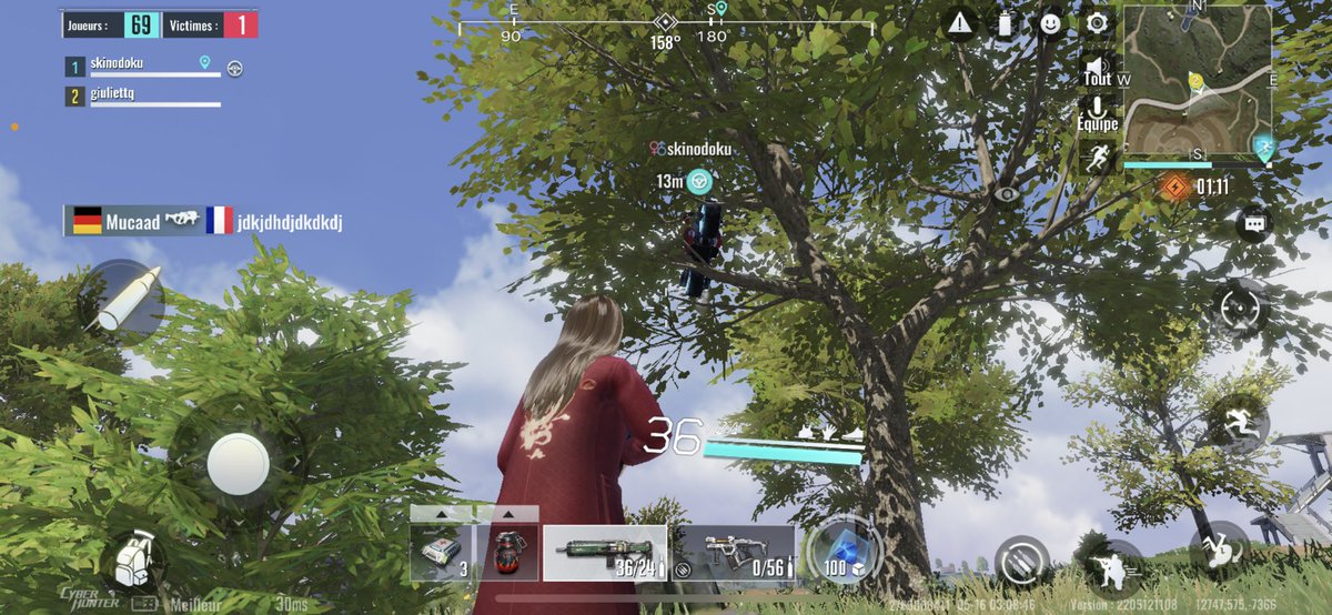 personne : 
zoey : coincée dans un arbre avec sa moto?????