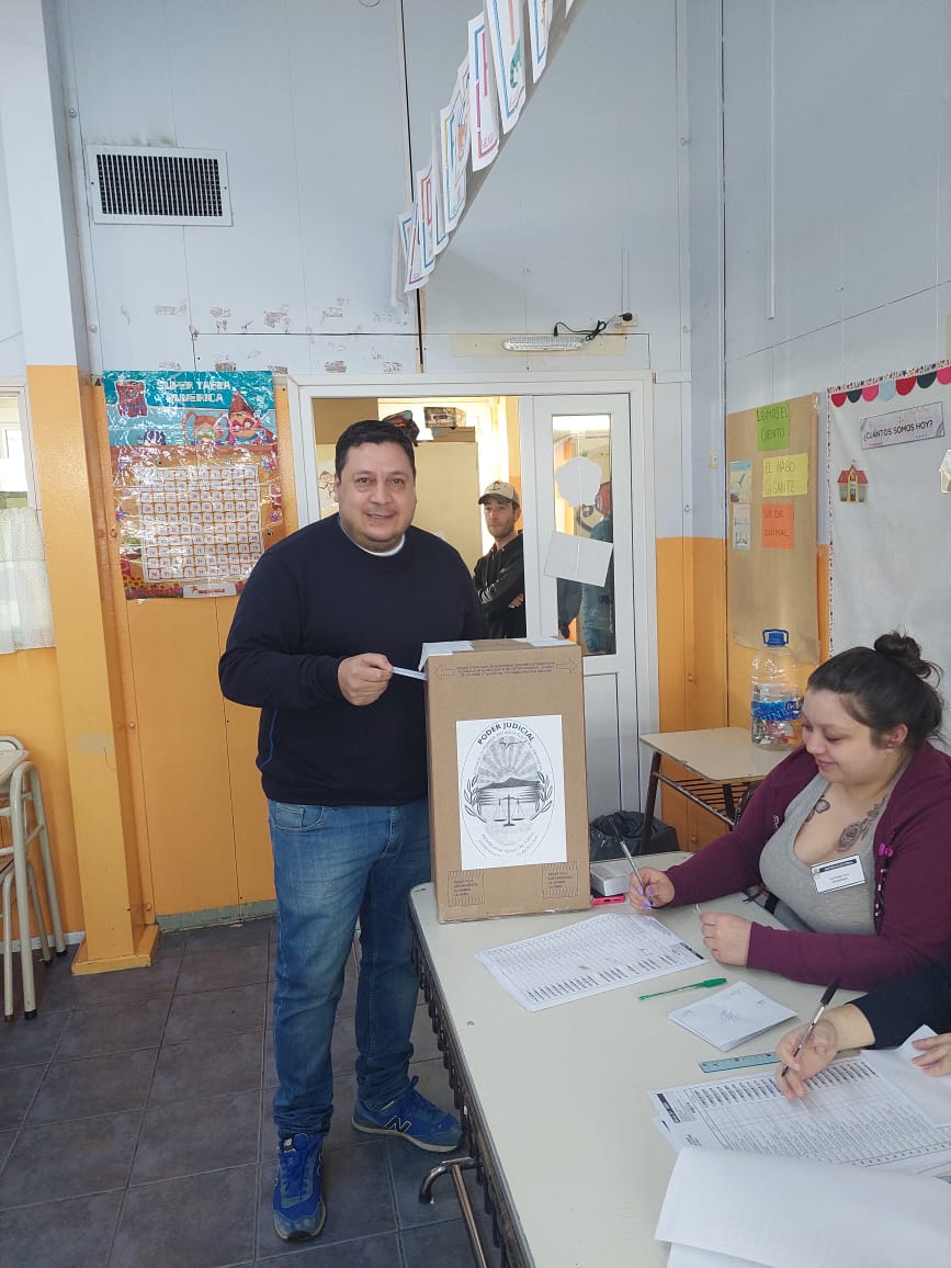 MSI_TDF_AeIAS's tweet photo. Nuestro compañero y Concejal @Gabi_DeLa_Vega  ya dejó su Voto por una Ushuaia con más crecimiento,  más oportunidades, más derechos y más futuro!!!
#lista96 ✌🏻✌🏻
#HayFuturo 
#MasUshuaia 
#msitdf https://t.co/svbaEb3VGm