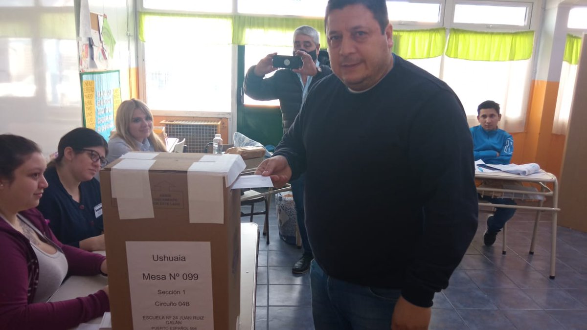 MSI_TDF_AeIAS's tweet photo. Nuestro compañero y Concejal @Gabi_DeLa_Vega  ya dejó su Voto por una Ushuaia con más crecimiento,  más oportunidades, más derechos y más futuro!!!
#lista96 ✌🏻✌🏻
#HayFuturo 
#MasUshuaia 
#msitdf https://t.co/svbaEb3VGm