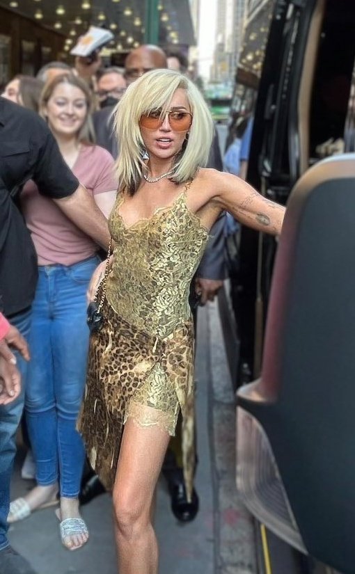 milesangels's tweet photo. miley cyrus se adueñó de nueva york con estos looks https://t.co/vJ2qQJL6B7