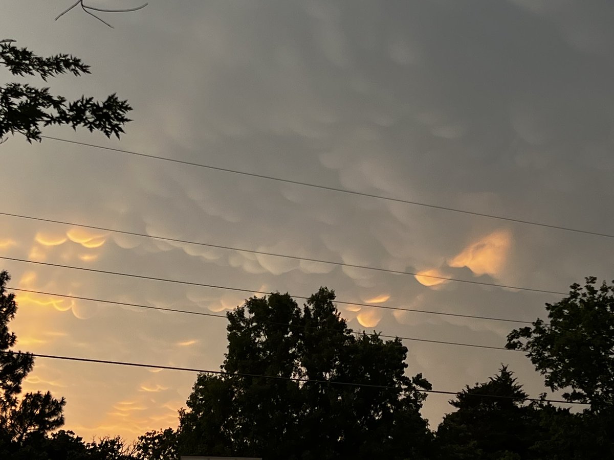 PoolWesley's tweet photo. @TxStormChasers @spann #Mammatus Denison, TX 820pm #txwx https://t.co/acGjEzQIal