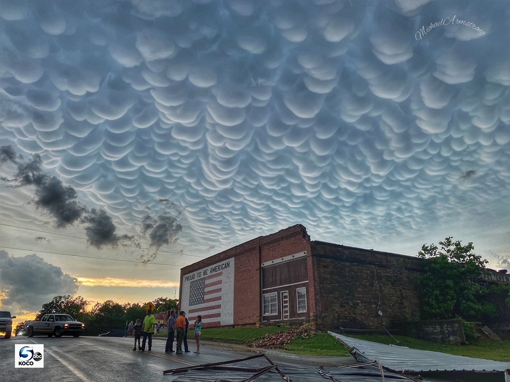 Spectaculaire ciel de mammatus après le passage d'#orages en Oklahoma hier. 