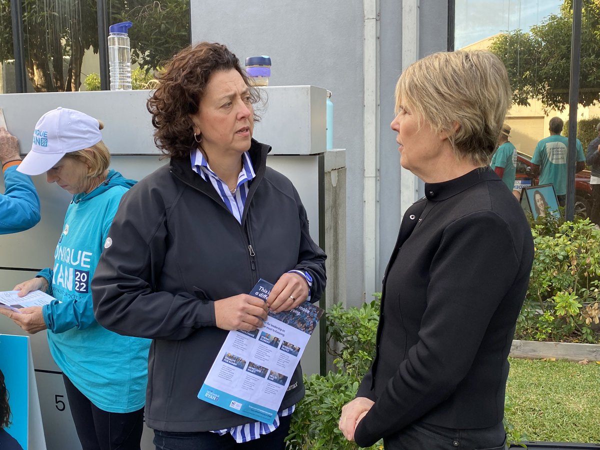 frankelly08's tweet photo. The pre-poll booth in Kooyong is the place to be in the final days of this campaign. The independent candidate ⁦@Mon4Kooyong⁩ vying for votes this morning in a bid to beat ⁦@JoshFrydenberg⁩. Tune into #AfternoonBriefing on ⁦@abcnews⁩ at 4pm https://t.co/CGUdNxDnrs
