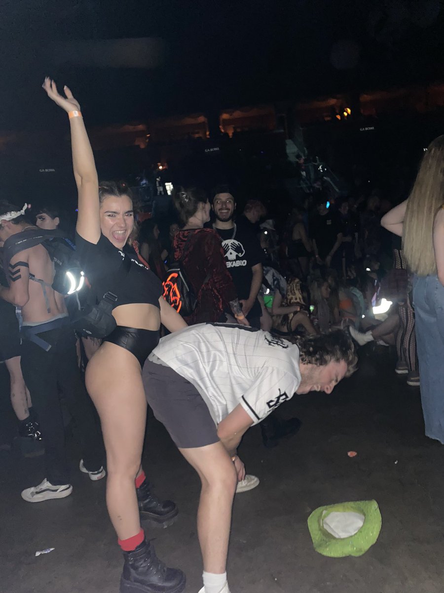 bassDOOR's tweet photo. reason 1 and 2 of why she’s my girlfriend https://t.co/HQq71KGlFa