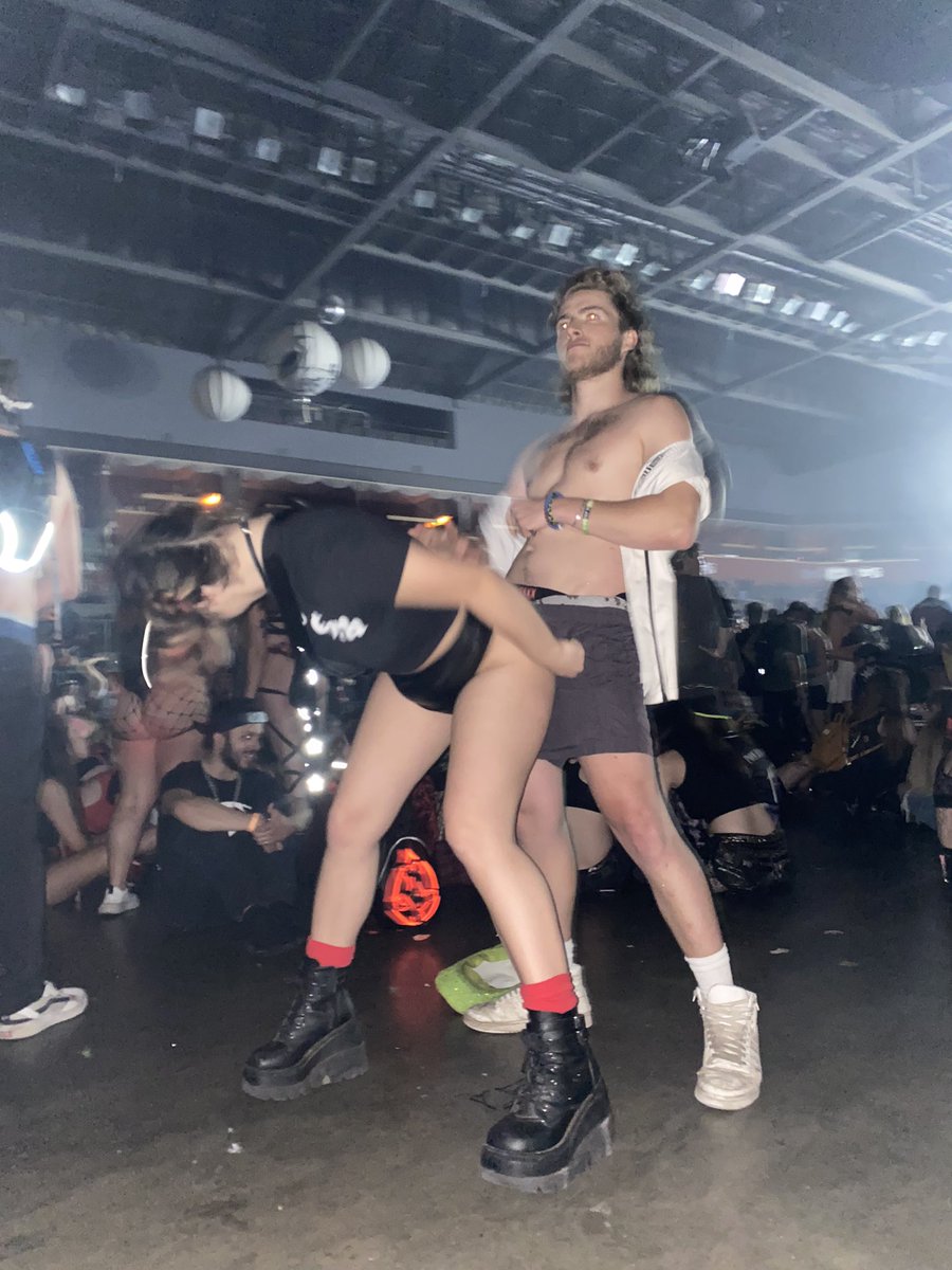bassDOOR's tweet photo. reason 1 and 2 of why she’s my girlfriend https://t.co/HQq71KGlFa