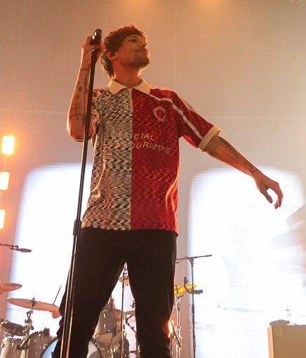 Louis Tomlinson Fashion on X: Louis wore a Self-Designed 28 Official  Programme look last night. Following the collection's previous garments,  the cream hoodie and green shorts showcase Louis' characteristic 28. The  print