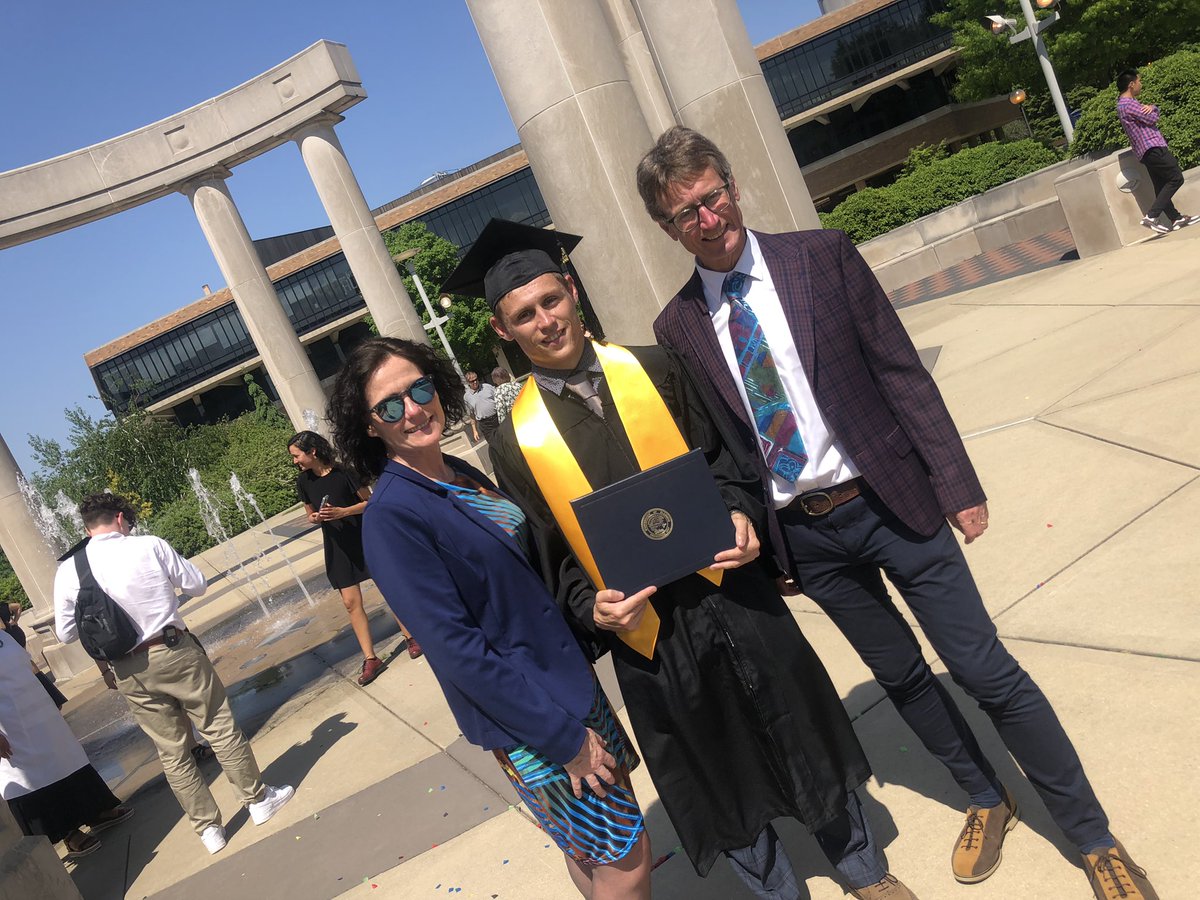 RogerMahony's tweet photo. One of the people in these pictures has just graduated “summa cum laude” with a double major. The other two had to google what that means! Congratulations @DanMahony_ on seizing the opportunity and smashing it! #UIS22 https://t.co/I05woY1swR